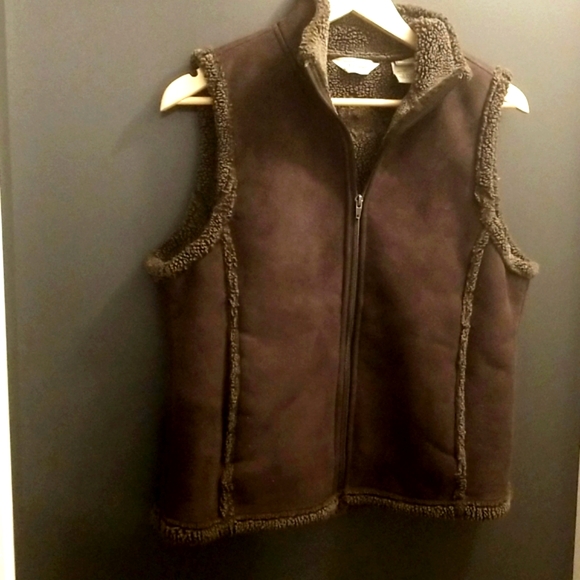 L.L.Bean faux suede/sherpa vest (darker brown photos are more color accurate) - Picture 4 of 8